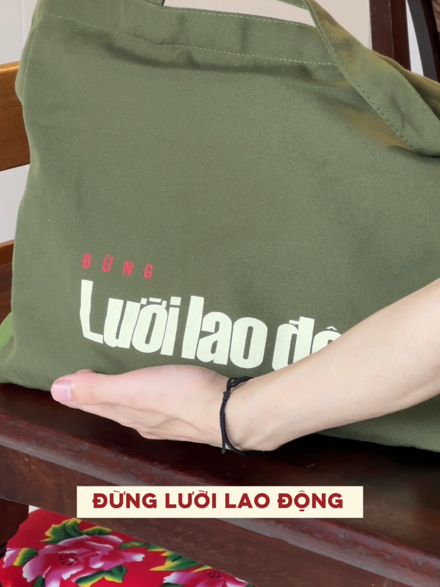 👜 Đeo túi “Đừng Lười Lao Động” mà vẫn muốn ngủ nướng… ⏰ Túi không sai – Chỉ là tôi chưa sẵn sàng! 🤣 Mua về tự nhắc mình, lười quá thì... đeo túi đi làm cho đỡ áy náy! ##congcaphe #quatang #congmaudich
