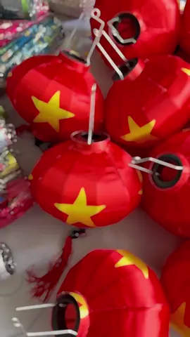 ĐÈN LỒNG CHÀO MỪNG NGÀY 30/4🇻🇳 💥 Mừng ngày giải phóng miền Nam – Ngày Tổ Quốc thống nhất! Hãy cùng nhau thể hiện tình yêu và lòng tự hào dân tộc:  Đèn Lồng cờ đỏ sao vàng  🚩 siêu đẹp – Giá siêu tốt! ✅ Màu sắc rực rỡ, bền đẹp theo thời gian ✅ Chất liệu cao cấp, chống nước, treo ngoài trời…. ✅ Dễ dàng trang trí cho đường phố, cơ quan, cửa hàng, trường học... 🎉 Hãy để cờ Tổ quốc tung bay trong ngày lễ 30/4 – Tự hào là một phần của đất nước Việt Nam! 🌏 #cờđỏsaovàng #longdentrangtri #longden