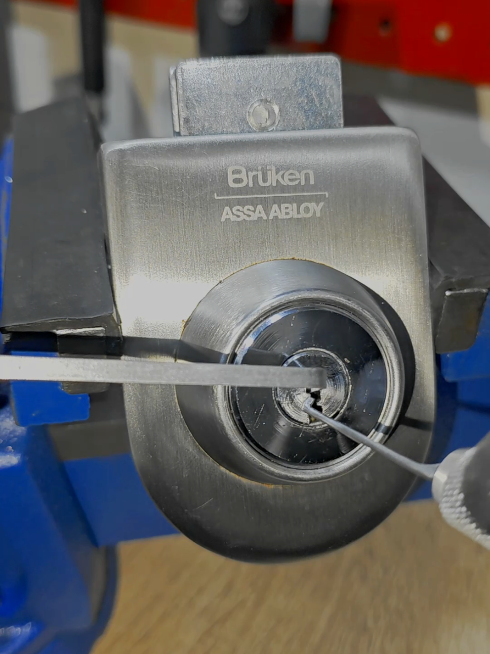 Ganzuado y apertura de cerradura Brüken. #locksport #ganzuadodeportivo #locksmith #cerrajero #lockpicking #cerrajeria 