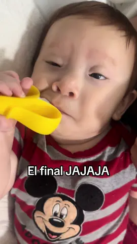 Owen le están cortando las uñas jajaja