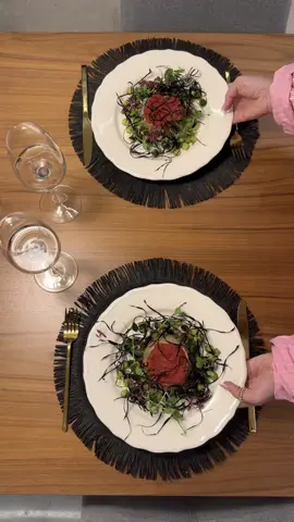 Ingredients: For the flan: • 1 kg of peeled eggplants • 2 white onions • 20 g of garlic • Olive oil • 50 g of cream • 4 eggs • Olive oil for greasing the mold For the tomato sauce: • Tomatoes • Salt, pepper • Olive oil For decoration: • Eggplant skin • Sunflower oil for frying • Microgreens For the garnish: • 1 zucchini • 1 squash • Olive oil • Salt, pepper Instructions: 1. Peel the zucchini and cut it into large pieces, and do the same with the onion. Place everything on a baking sheet, cover with parchment paper, and bake in the oven at 175°C for 1 hour. 2. After baking, blend the eggplants in a blender, add the eggs, and pour the mixture into molds. Bake for another 25 minutes at the same temperature. 3. For the sauce: prepare tomato juice, add olive oil, and simmer on low heat for 20 minutes. Then add salt, pepper, and more olive oil. 4. From the zucchini and squash, cut out small balls and sauté them in a pan for 2–3 minutes until al dente (they should be slightly crunchy). 5. Cut the eggplant skin into thin strips and fry them until golden brown. 6. Remove the flan from the molds, drizzle with tomato sauce, and decorate with zucchini balls and eggplant strips. Enjoy your meal! #reinavelcheva #byvelcheva #cocinamolecular #flowers 