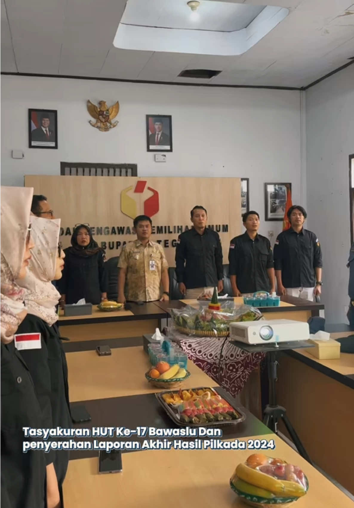 Saya mengucapkan selamat ulang tahun yang ke-17 kepada Badan Pengawas Pemilihan Umum (Bawaslu) Usia ke-17 adalah momen yang istimewa, sebuah refleksi atas perjalanan panjang dalam menjaga marwah demokrasi, sekaligus titik penguat komitmen untuk terus mengawal proses pemilu yang jujur, adil, dan bermartabat. Melalui kegiatan tasyakuran ini, saya berharap Bawaslu Kabupaten Tegal semakin solid, profesional, dan senantiasa menjunjung tinggi integritas dalam menjalankan tugas pengawasan. #Bawaslu #tegal #tegalmaju 