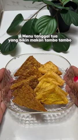Menu tanggal tua tapi sering dimasak juga di bulan muda😅 TEMPE TAHU UNGKEP Bahan1: • 250 gram tempe, dipotong-potong • 250 gram tahu, dipotong-potong • 1 sachet Desaku Marinasi • 1 gelas (250 ml) air Tips: • Simpan ungkepan tempe dan tahu pada wadah tertutup dalam kulkas. Rasanya tetap enak walaupun sudah disimpan selama seminggu. • Bila hendak dihidangkan, goreng tempe dan tahu sampai kuning keemasan. #tempetahu #tempeungkep #tahuungkep #tempegoreng #tahugoreng #tahutempe #tempetahuungkep_satset #gorengan #gorenganfavorit #bcaxyz #fyp #viral #fypage 