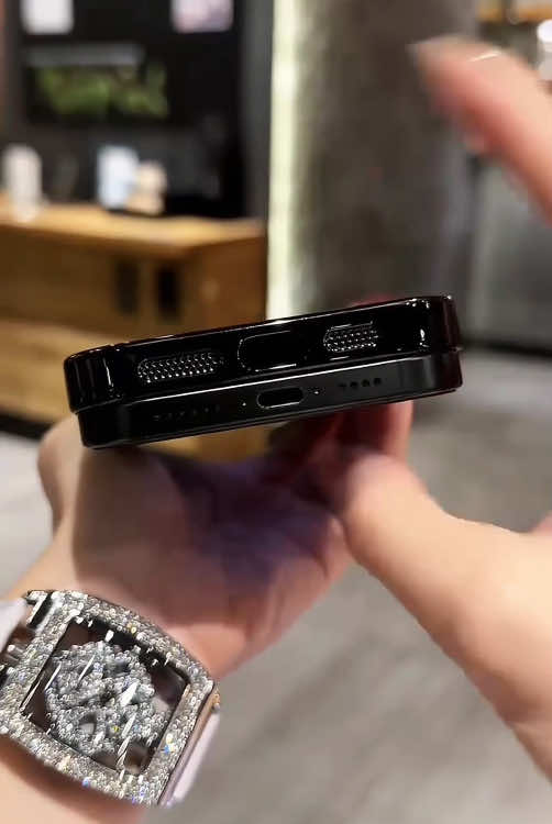A shiny new high-end phone case that can protect your phone.#iphone #3C #Recommendation #mobile #cheap 