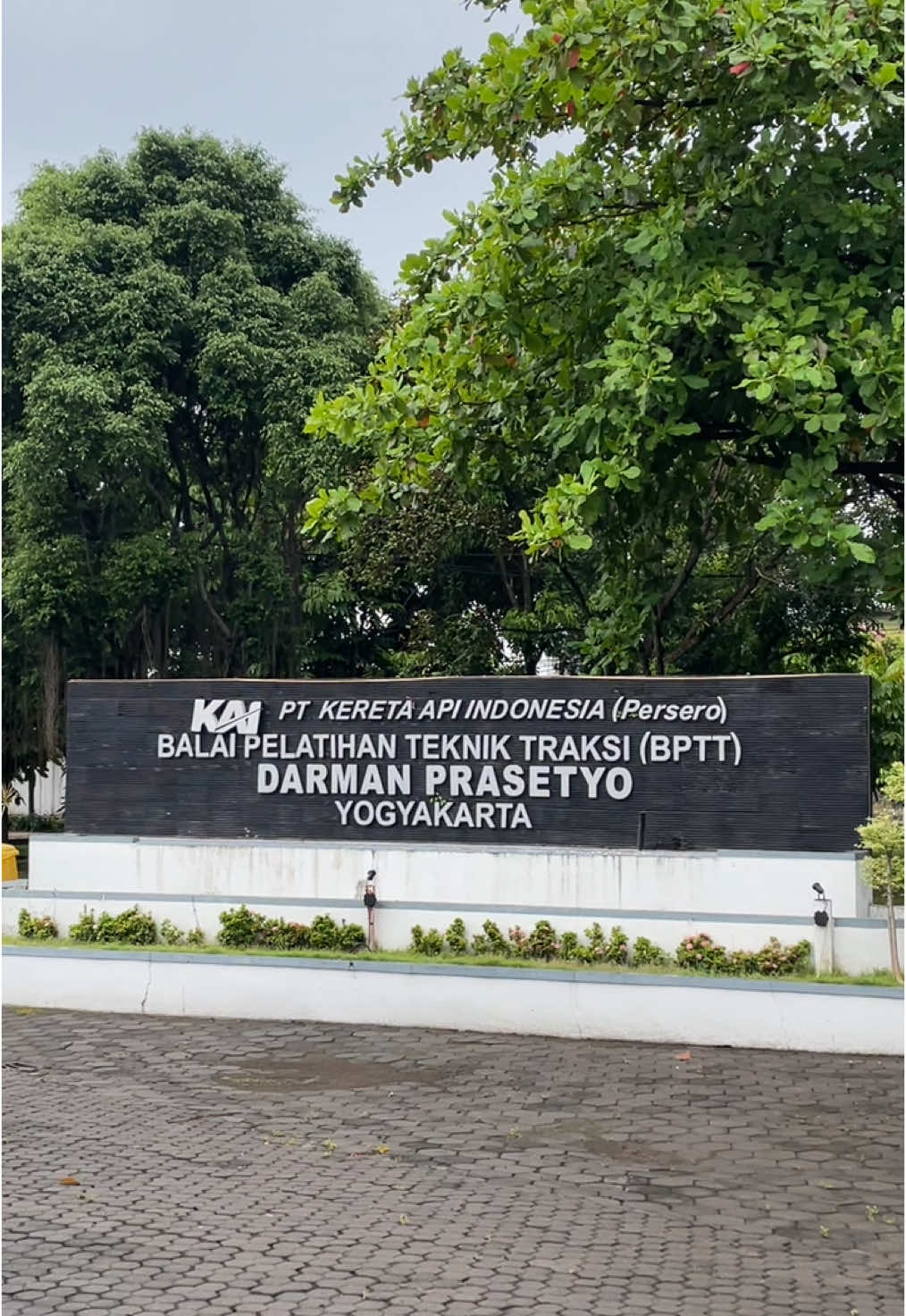 siapa disini yang cita citanya pengen pendidikan disini??☝️☝️    #fyp #foryoupagе #masukberanda #bpttdarmanprasetyoyogyakarta #balaipelatihantekhniktraksi #calonmasinis #masinis #masinisindonesia #keretaapi #keretaapiindonesia #keretaapikita #kai121 #railfans #railfansindonesia #railfansoftiktok @KAI121 @Kereta Api Kita 