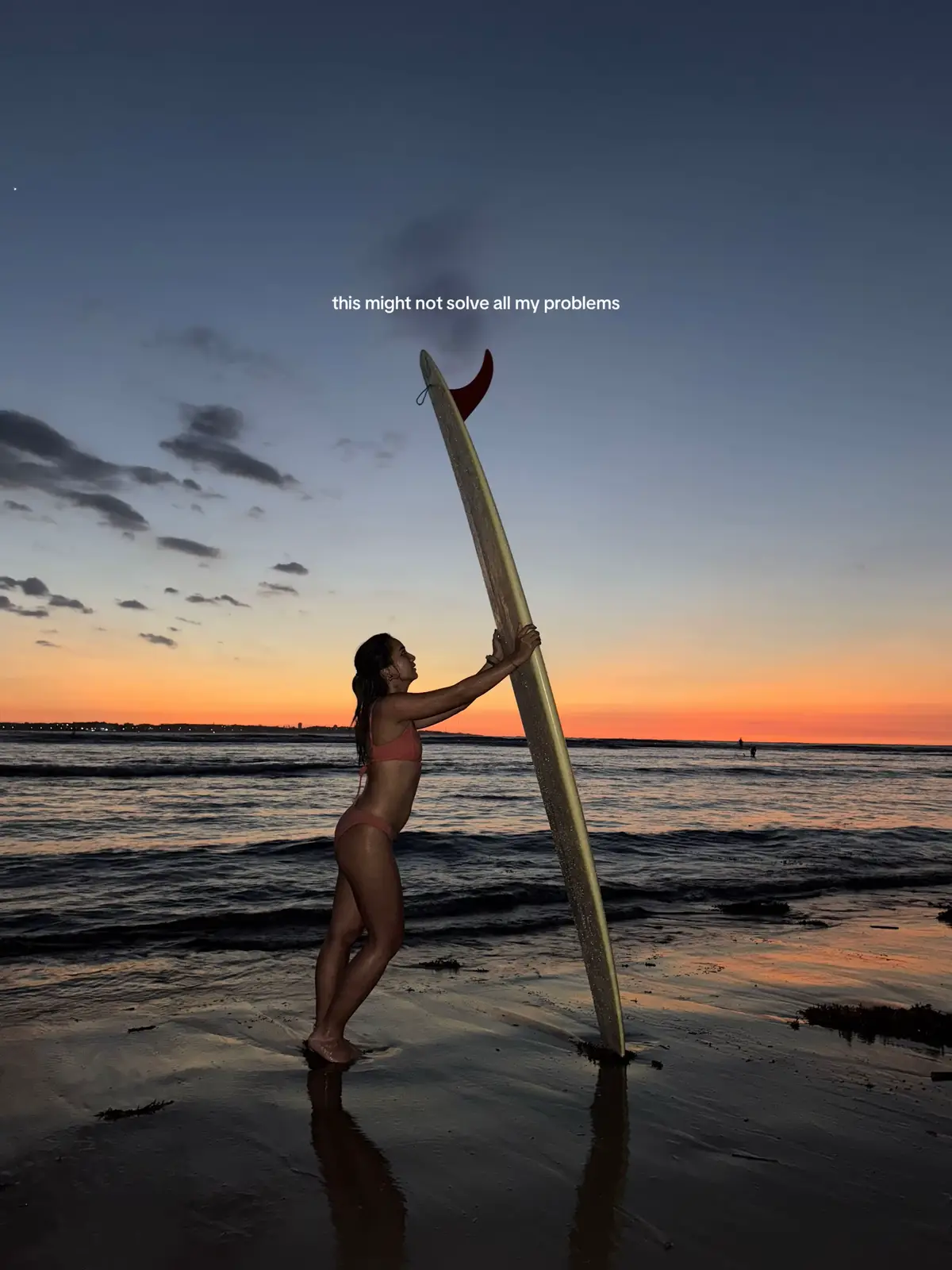 my friends ATE with these pics 😛🤩 #surfing #surfergirl #surfer #sunset #sunsetpics #surftok #girlswhosurf #sunsetsurf 