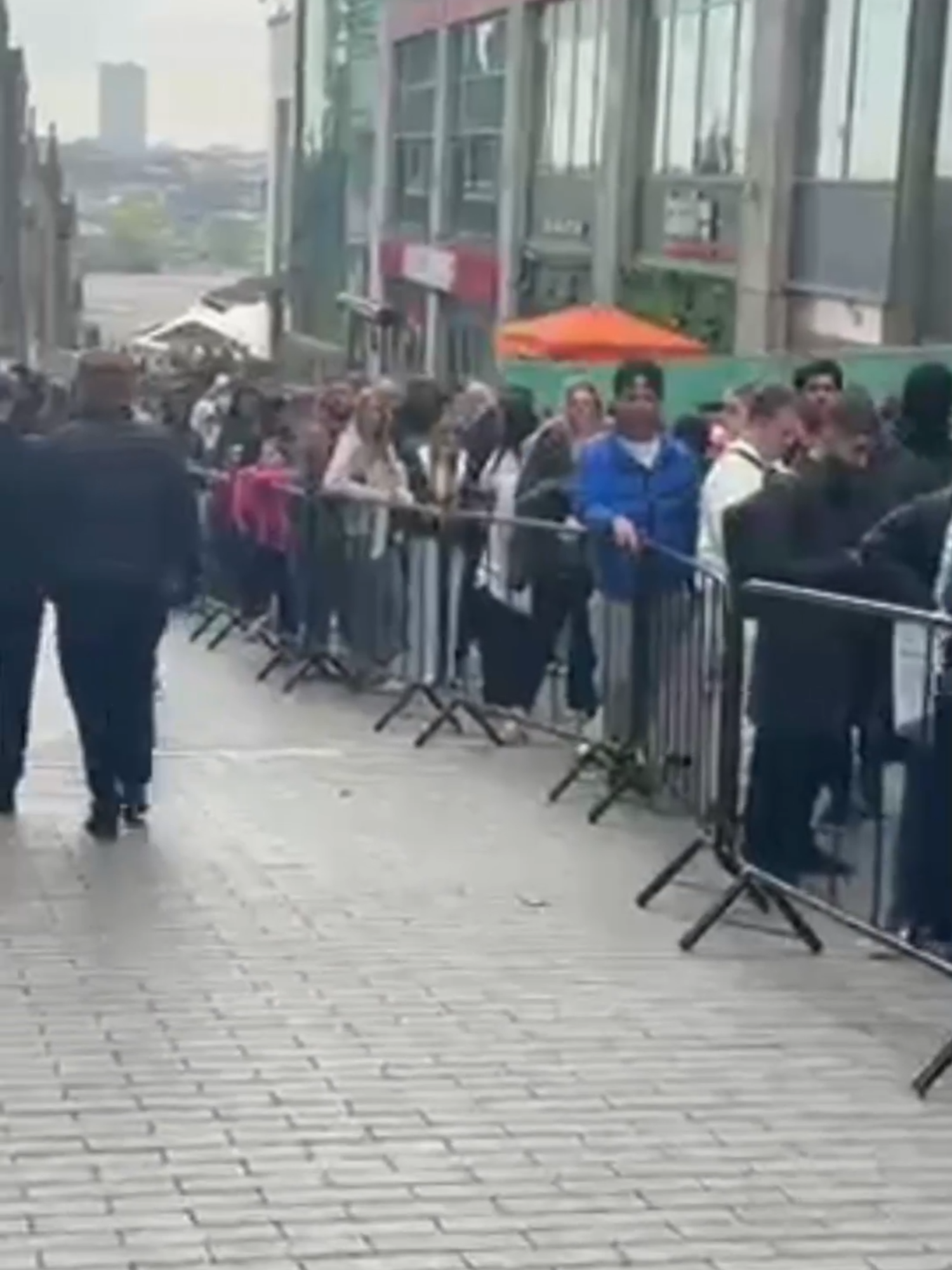 Viral Spud Bros hand out 600 free spuds at the Rotunda Hundreds of people queued up for hours in Bimingham city centre today in an event organised by Playstation. The line started outside the Bullring and eventually finished near St. Martin’s Church. #westmidlands #birmingham #news #spudbros