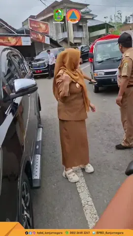 Hallo sobat tangguh!! Kali ini Bupati Banjarnegara ibu @amalia.desiana mengunjungi lokasi pembangunan hunian tetap para korban bencana di Dusun Kaliireng Desa Ratamba Kecamatan Pejawaran. Didampingi oleh Sekda Banjarnegara Bapak Indarto M.Si, Kepala Pelaksana BPBD Banjarnegara Bapak Aji Piluroso, S.STP serta Kepala Bidang Kedaruratan dan Logistik Bapak Andri Sulistyo S.OR beserta staf. Bupati Banjarnegara beserta rombongan tidak hanya meninjau kualitas bahan bangunan yang digunakan, tetapi juga meninjau pembangunan huntap serta menyapa para warga Dusun Kalireng Desa Ratamba Kecamatan Pejawaran Kabupaten Banjarnegara. #fyp #bpbdbanjarnegara #pemerintahkabupatenbanjarnegara #bpbdprovjateng #bnpbindonesia #majudansejahtera 