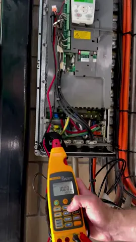 ⚡️ The Fluke 773 is a go-to for sourcing 0–10V DC signals — ideal for VSD maintenance and verifying building management systems. When control matters, this tool delivers @patricks_hvac_adventures (on Instagram)