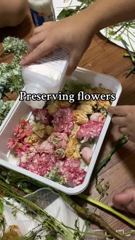 Preserving your flowers in an easy way! #flowers #bouquet #gifts #surprises #girlsdream #preserving #preservingflowers #silicagel 