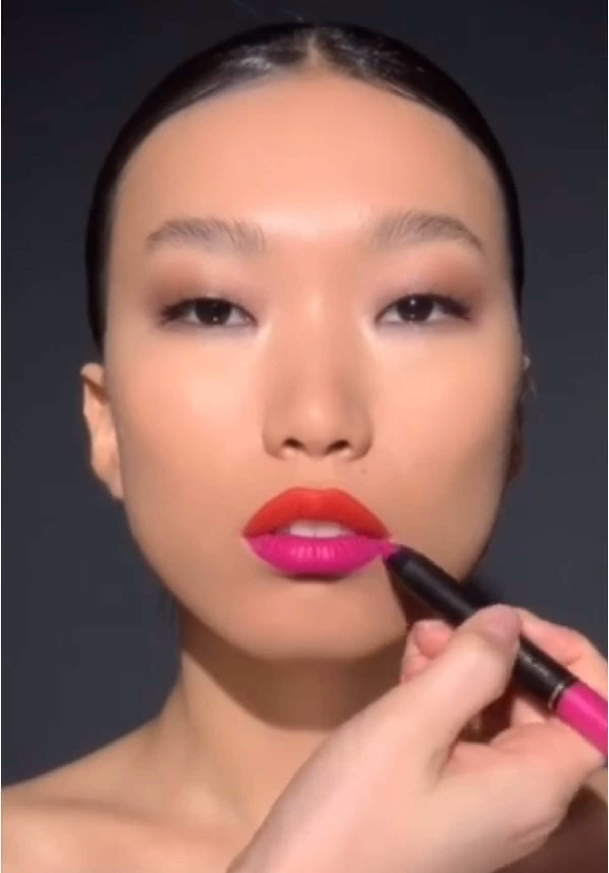 POWERFULLY DRAMATIQUE ✨💋✨ #McGrathMuse @_narajackson dazzles in Dramatique Mega Lip Pencil shades ‘OBSESSED!’ & ‘FLASHBULB FUSCHIA.’ These pencils feature versatile application and intense color pigments with a luxuriously comfortable texture. Who else is OBSESSED with this look?!  🌺🌸🌺  MAJOR artistry by @malvina_isfan #Festival #coachellamakeup #PatMcGrathLabs #lipcombo  #festivallook