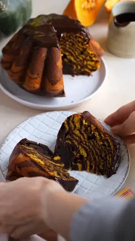 🍫Тыквенно-шоколадный кекс 🥮 Ингредиенты на торт диаметром 22 см: Мука - 260 г Тыквенное пюре - 260 г Масло растительное – 100 мл Сахар - 180 г Яйца - 2 шт. Какао алкализированное - 30 г Молоко - 50 мл Разрыхлитель- 1 Ч. Л. Ванильный сахар - 1 упаковка Глазурь шоколадная зеркальная Dr. Bakers - 1 упаковка 1. Для приготовления тыквенного пюре тыкву режем на крупные куски, удаляем семечки и запекаем в духовке, накрыв фольгой, около 40 минут. Даём остыть, чистим от кожуры и пюрируем с помощью блендера. 2. Тыквенное пюре объединяем с яйцами, сахаром, ванильным сахаром и маслом. Взбиваем до однородной массы с помощью миксера или венчика. Добавляем муку и разрыхлитель. 3. Разделяем тесто на две части. Во вторую добавляем какао, молоко и смешиваем до однородного состояния. 4. Форму смазываем маслом и с помощью двух ложек выкладываем поочередно два вида теста. 5. Выпекаем в разогретой до 200°С духовке в течение 50 70 минут. Готовность проверяем зубочисткой. 6. Даём кексу остыть и покрываем глазурью, приготовленной согласно инструкции на упаковке. Приятного аппетита! 🫶🏻 #кекс #шоколадныйторт #торт #выпечка #домашняявыпечка #вкусно #viralvideo #сдоба #fypシ゚ 