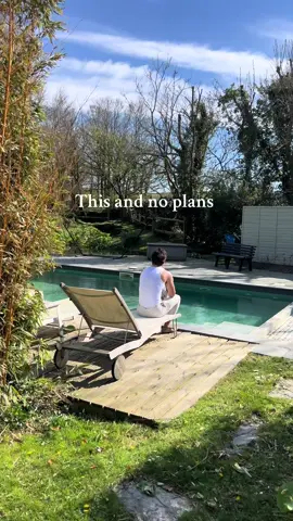 1 portion of chilling by the pool in the sun please #shorestays #shorestayscornwall #cornwall #holidayhome #airbnb #visitcornwall #travel #uktravel #seaview #views #beachhouse #holidaycottage #holiday #rockCornwall #luxury   #countrycottage #Lifestyle #thisandnoplans #pool #poolside 