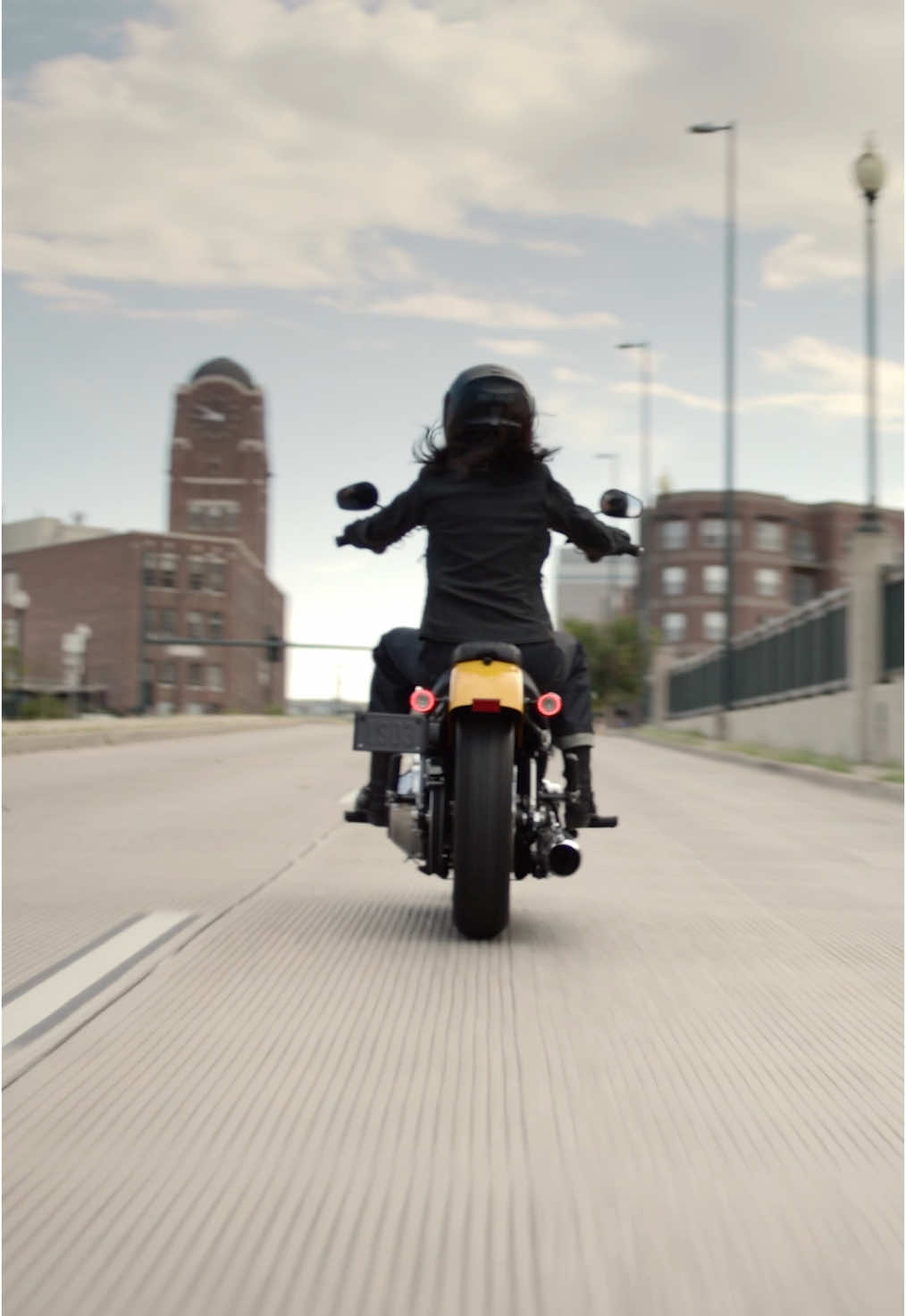 No frills, just thrills. The 2025 Street Bob is all about the basics, delivering a no-BS ride with Milwaukee-Eight 117 Classic V-twin power that punches you right in the gut. Tap the link in bio for more info or head to your local dealership. #HarleyDavidson #StreetBob
