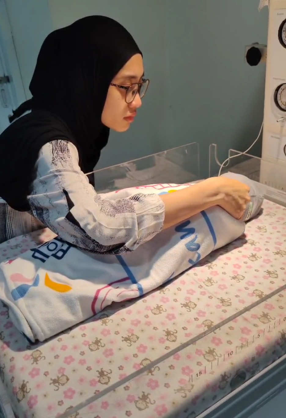 Baby bou, my little miracle. 2 bulan yang amat panjang dan penuh perjuangan Mama know it will worth the wait🤍 anak hebat.