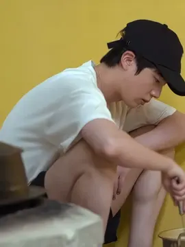dia duduk pun di prank kursi nya😭 #jin #kimseokjin #bts 