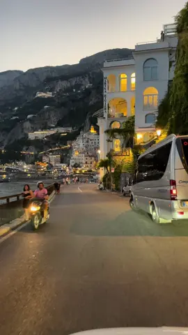 How beautiful Amalfi on the Amalfi Coast is ✨🌴🇮🇹  . . #amalfi #amalficoast #italy #italianvillages #romance #lights #dream 