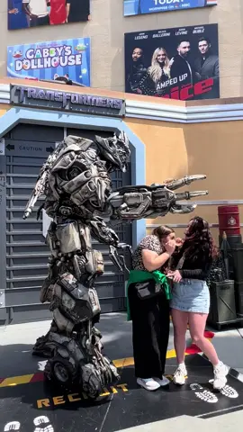 “ Greetings for Mom “ 😂🤣😂😂😅#megatron #transformers #robot #usa #funny #fun #funnyvideos 