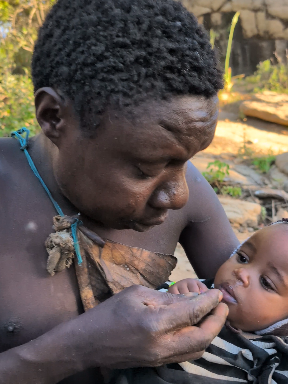 Chaaba is Best Father 😋😄😄‼️ See how he Cares his wife and Little baby #usa🇺🇸 #cooking #village #villagelife #FoodLover #cook #foodlover 