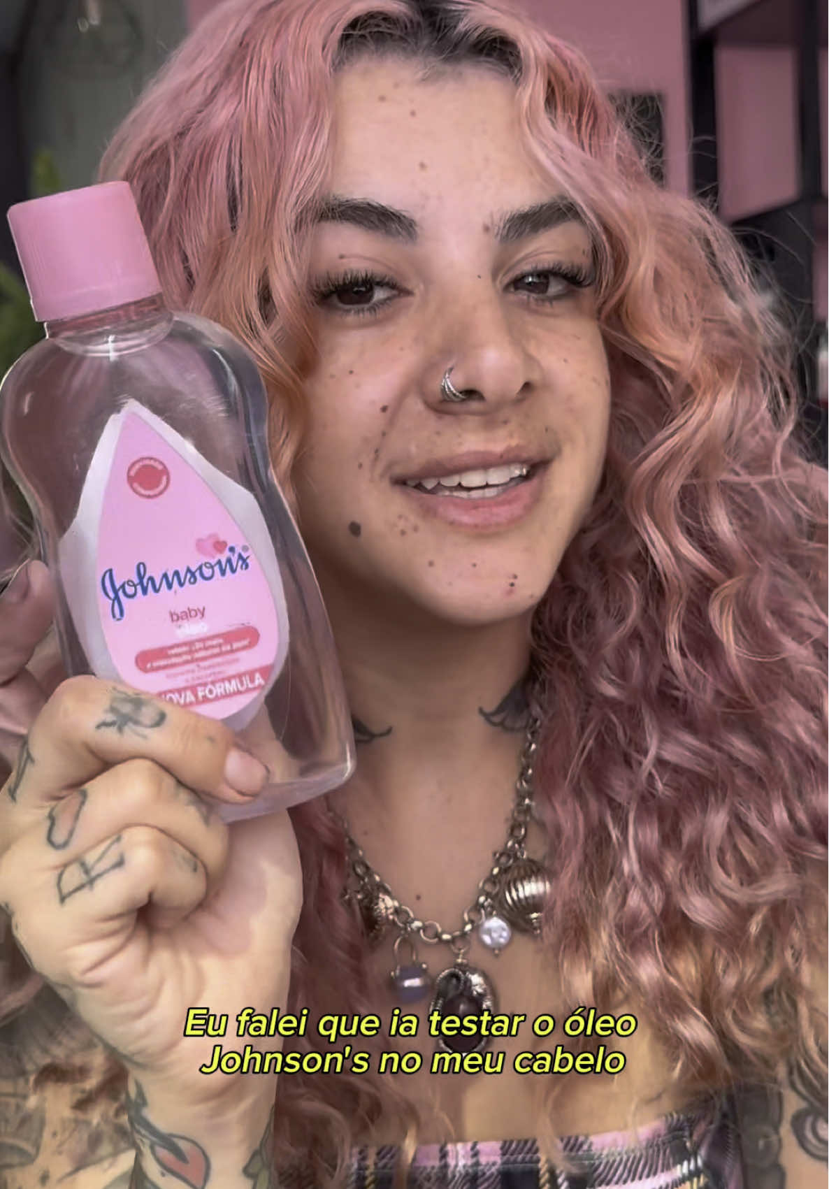 Você passa óleo Johnson’s no cabelo? Então senta aqui que a gente precisa conversar. Tem produto que brilha… mas não trata. Tem coisa que parece hidratação… mas é só maquiagem. #oleojohnsons #oleocapilar #receitacapilar #cabelosaudável 