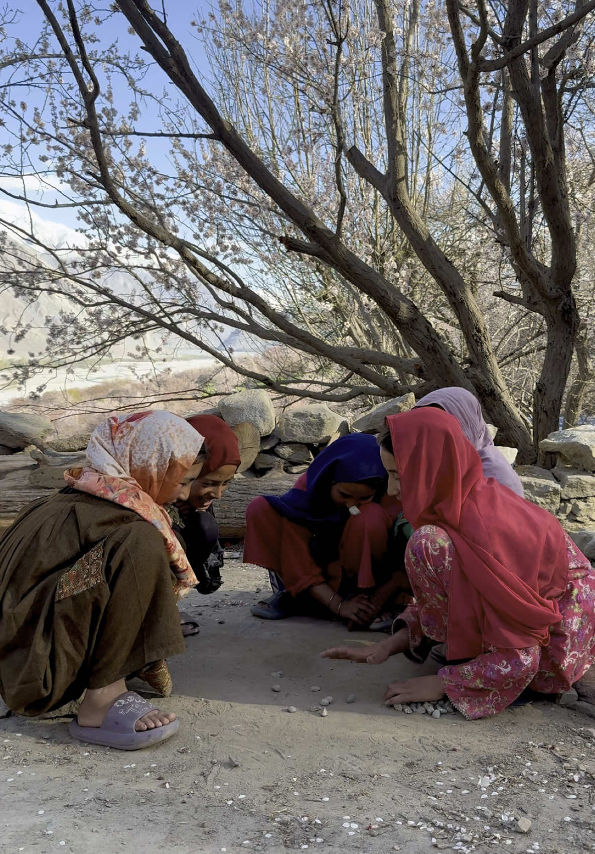 In Machlow, Khaplu Baltistan, young girls play Choloo, a traditional Balti game of knucklebones. Found in cultures across the world, this age-old pastime connects the mountain children of North Pakistan to a global thread of heritage, play, and memory. #baltistan #skardu #storytelling #gilgitbaltistan 