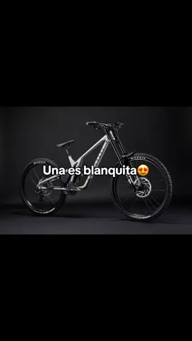 Imposible resistirse ante tanta belleza 😍👌🏻 #downhillcuscooficial #downhill #commencalsupremev5 #santacruzv10 #mtb #unaescolombianalaotraderd #golem dc: @GOLEM STORM 