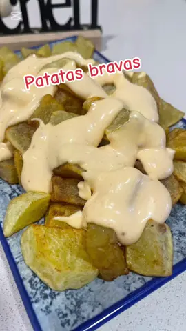 Patatas bravas  📌INGREDIENTES  • 4 o 5 patatas 🥔  PARA LA SALSA : • 1 huevo  • 2 dientes de ajo  • Sal  • aceite  • Salsa picante ( un chorrito )  • pimentón dulce  #amimanera #quebuenoyquerico #patatasbravas #ideasparacocinar #tapeo #recetasfaciles #recetas #paratii #casero 