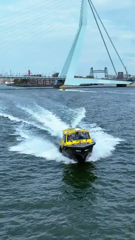 Neem jij wel eens de watertaxi? #skylens #rotterdam #watertaxi #wassertaxi #wilhelminakade #hollandamericaline #hotelnewyork #euromast #erasmusbrug #maas 