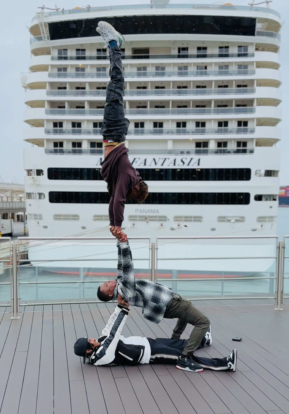 Who did the hardest part? 💪🏽 🔥 #acrobatics #motivation #amazing #freestyle #fyp #treanding 