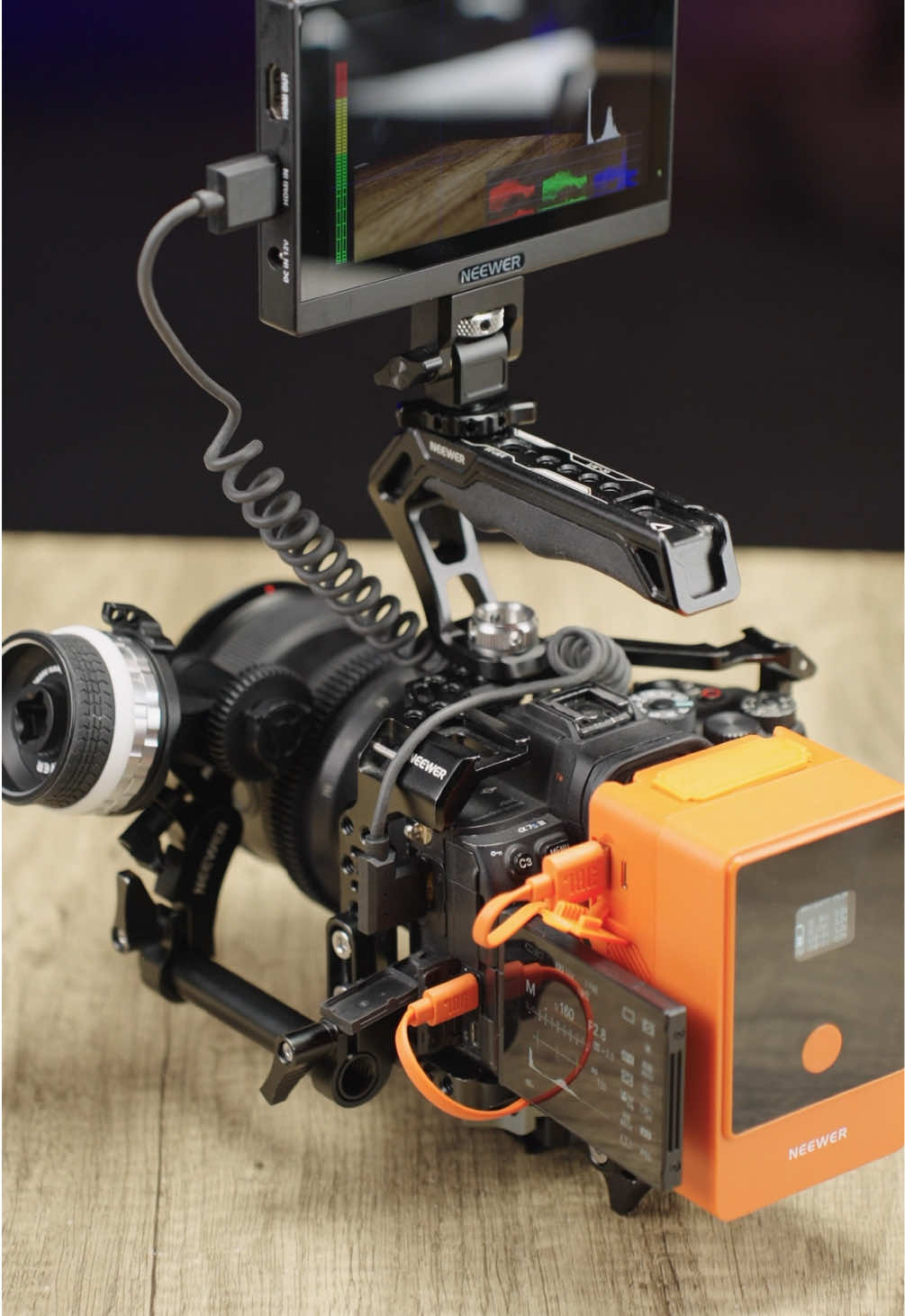 Perfect for pro videographers: flexible, extendable, and ultra-stable! #NEEWER #VMountPlate #BatteryMount #CameraGear #VideographyGear #GimbalMount #OutdoorFilming #CameraAccessories