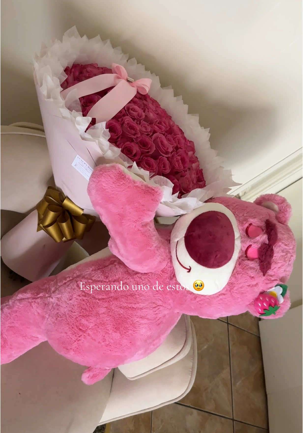 Esperando mi ramito  y mi osito dormilón (Lotso) 🥹💖🌸🥲.              #ramo #sorpresadecumpleaños #perodondelasconseguiste #bouquets #cute #omg 
