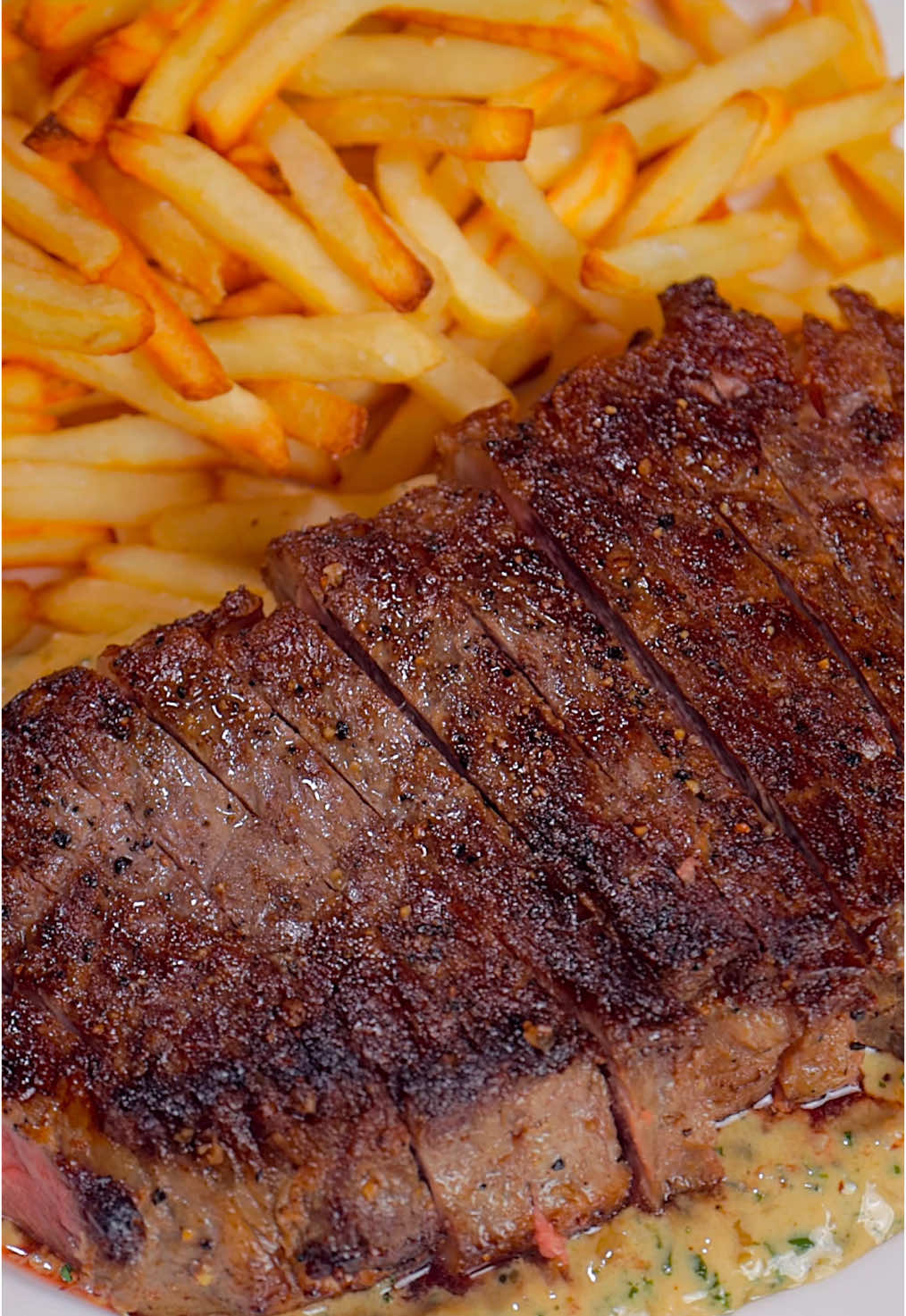 Carne con papas // Steak Frites - New York Strip - Papas Fritas // French Fries - 2 Cdas Aceite Vegetal // 2 Tbsp Vegetable Oil - 2 Cdas de Mantequilla sin Sal // 2 Tbsp of unsalted butter - 2 Cdas Chalote o Cebolla picadas // 2Tbsp Minced Shallots or Onions - 1 Cdta Alcaparras Picadas // 1Tsp Minced Capers - ½ Taza Vino Blanco // ½ Cup White Wine - ¼ Taza Crema de Leche // ¼ Cup Heavy Cream - 1 Cdta Mostaza Dijon // 1 Tsp Dijon Mustard - 2 Cdas de Hierbas Frescas picadas (Perejil o Estragon o Sabio o Albahaca o Todas) // 2 Tbsp Fresh Chopped Herbs (Parsley or Tarragon or Sage or Basil or All) 1. Sazona la carne con Sal y Pimienta la gusto y cocina en una sartén aceitado a fuego medio alto hasta el termino de tu preferencia // Season the meat with salt and pepper to taste and cook in an oiled pan over medium-high heat until the temperature of your choice. 2. Retira la carne y seca el exceso de aceite // Remove the meat and dry the excess oil. 3. A fuego medio sofríe la mantequilla, cebolla y alcaparras // Over medium heat, sauté the butter, onion and capers. 4. Agrega el vino y reduce // Add the wine and reduce. 5. Agrega la crema, mostaza, hierbas y cocina por unos minutos // Add the cream, mustard, herbs and cook for a few minutes. 6. Coloca la salsa en el plato con la carne encima y acompaña con papas fritas // Place the sauce on the plate with the meat on top and serve with French fries. #andrescooking #newyorkstrip #steakfrites #Carne #lentrecote #fyp 
