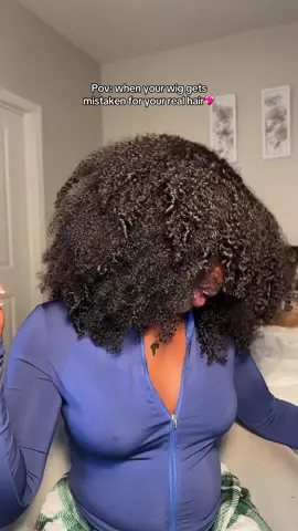 That’s how you rock a curly wig @OQHAIR @oqhairshop #gluelesswig #wiginstall #fypp 