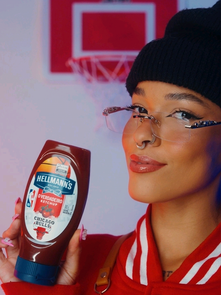 Adivinhem quem faz parte do Squad @Hellmann’s Brasil  NBA 2025?! 🥹✨️ SIMMMM, EU MESMA! Muito feliz em dividir isso com vocês angels e claro que eu já estou com roupa de ir pra assistir aos jogos aproveitando ainda mais esses sabores irresistíveis. Eu amo o Ketchup e a Maionese Supreme, e a maionese Alho tem o meu coração, mas tem várias opções pra você escolher a sua favorita e aproveitar também. Bora? 🔥🏀 PubliDaJess | conteúdo patrocinado