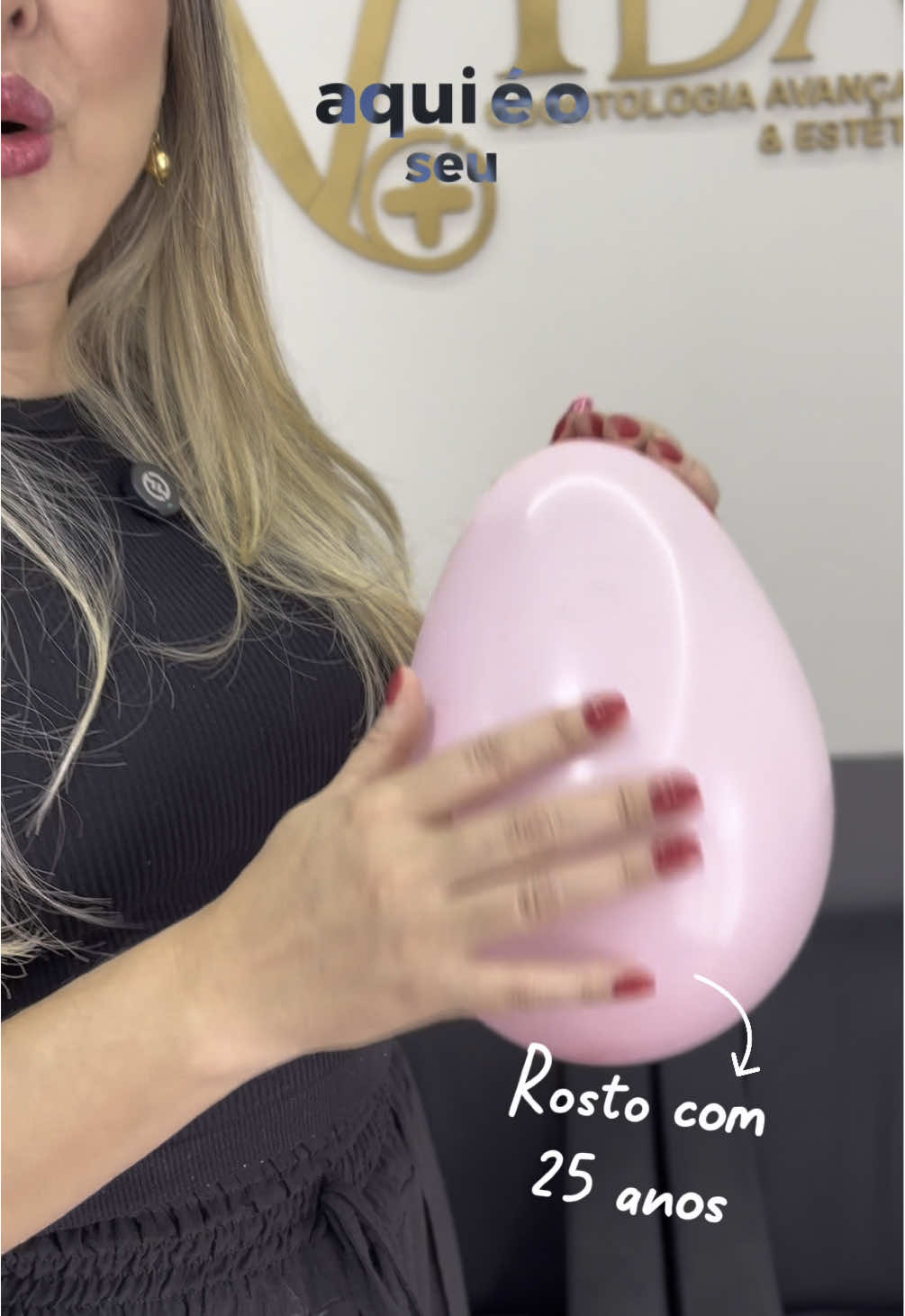 Você sabia que o envelhecimento do rosto se parece com uma bexiga murchando? 🎈 Com o tempo, perdemos volume, firmeza e sustentação… Mas dá pra gerenciar tudo isso com as estratégias certas! ✨ Assista até o final e me conta: você já percebeu algum sinal de envelhecimento no seu rosto? 👀  #estetica #viral #viralvideos #explorar #antesedepois #botox #esteticavera #preenchimento #viralditiktok 
