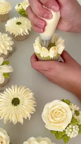 Adorable DIY: How to Make a Stunning Cupcake Cat Cake – Step by Step Tutorial #EasyBaking  #floralbuttercream  #cakedecorating  #fyp  #cupcake 