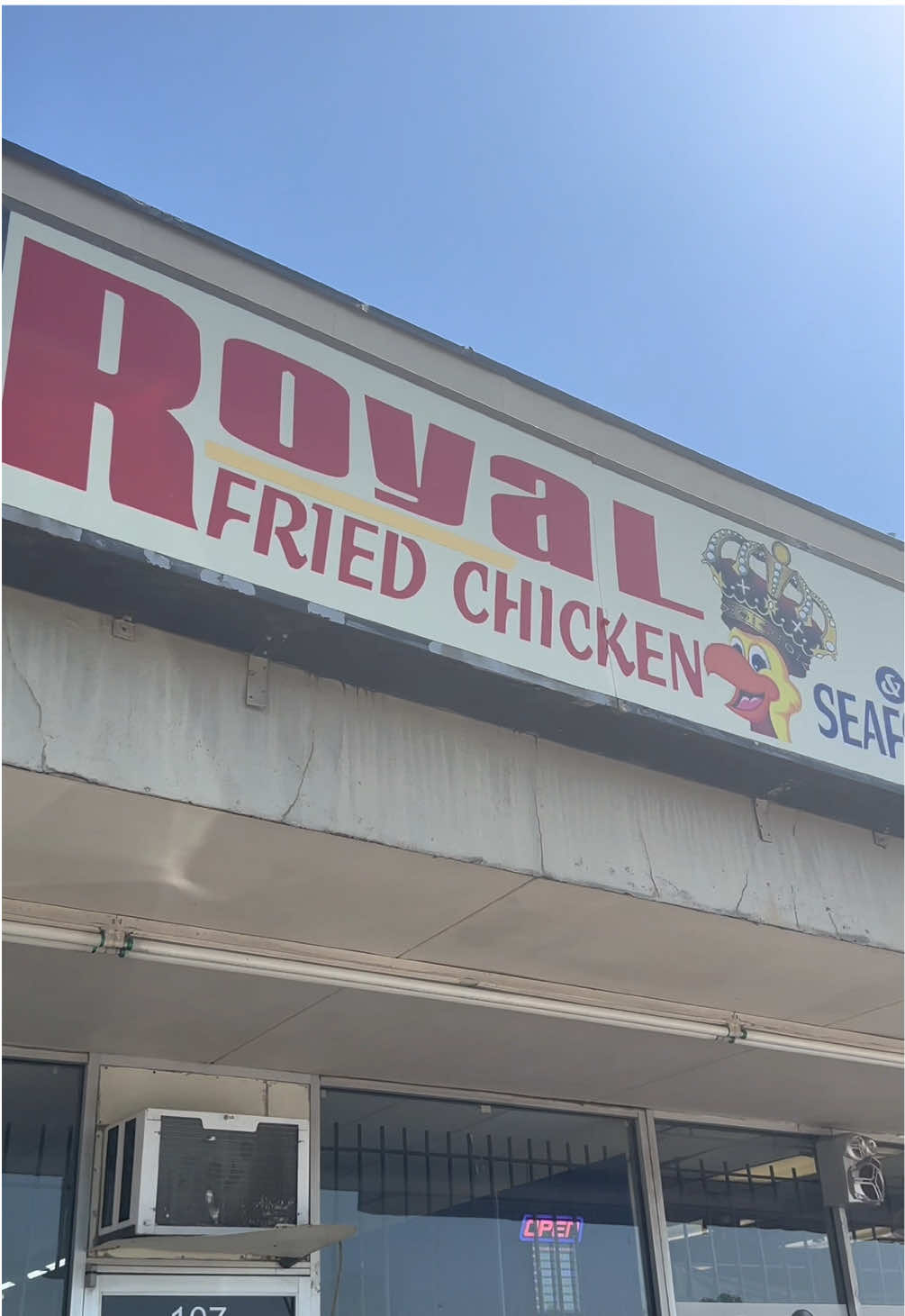 I don’t care what is said! ROYAL HAS THE BEST CHICKEN IN DALLAS. 🍗 (also get the koolaid)  📍this one is on Polk St. #dallasfoodie #dallas #friedchicken #dallasfood 