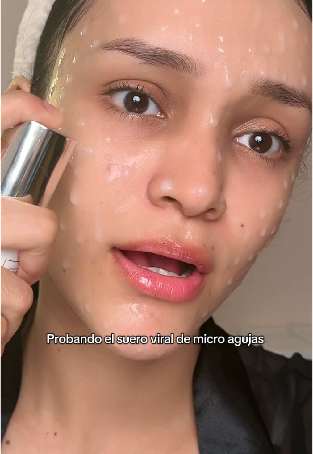 Ad Este suero de VT Cosmetics tiene microagujas de sílice que ayudan a que los ingredientes activos penetren mejor en la piel. Aunque suena intenso, el Reedle Shot 100 es la versión más suave, ideal si querés probar esta tecnología por primera vez. Ayuda a mejorar la textura, dar luminosidad y dejar la piel más lisita. 🫣  Está en Yesstyle puedes usar mi código para un descuento es: 17MAGIADIFUM 🫶🏼 @vtcosmetics_latam @VT Cosmetics US #vtcosmetics #reedleshot #PDRN #microneedling #koreanskincare #skincarecoreano #homecare #kbeauty #glowbooster #glowingskin #glowskin 