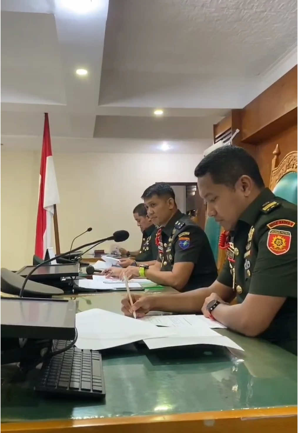Denpasar - _Judex set lex laguens_ Calon Hakim Militer PPC-V Pengadilan Militer III-14 Denpasar berkolaborasi dengan Mahasiswa Magang Undiknas Denpasar menyelenggarakan Moot Court / Peradilan Semu sebagai media praktikum dan penerapan ilmu-ilmu beracara yang diterima sejauh ini. Semangat bertumbuh insan Dewata! #bersamauntukdewata 