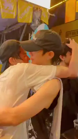 น้องอ้อนพี่ก่อนอะ อ้อนมากกก งอแงให้เขาหอมหรอพี่เลยจุ๊บเข้าให้หนิ จุ๊บเสร็จก็กอดโอ๋น้องแน่นกว่าเดิมอีก ทะนุถนอมดูแลอย่างดี พฤติกรรมแบบนี้มันมีอยู่ไม่กี่อย่างหรอก แต่ไม่ใช่พี่น้องแน่นอน #TleFirstone #เติ้ลเฟิร์สวัน#songkran2025 