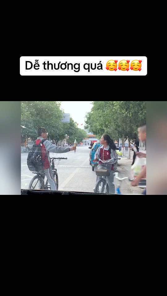 Thanh xuân như một cơn mưa rào, dù bạn đã từng bị cảm lạnh vì tắm mưa thì bạn vẫn muốn đắm mình trong cơn mưa ấy lần nữa 🥰 #douyin #thanhxuan #hocsinh #dangyeu #dethuong 