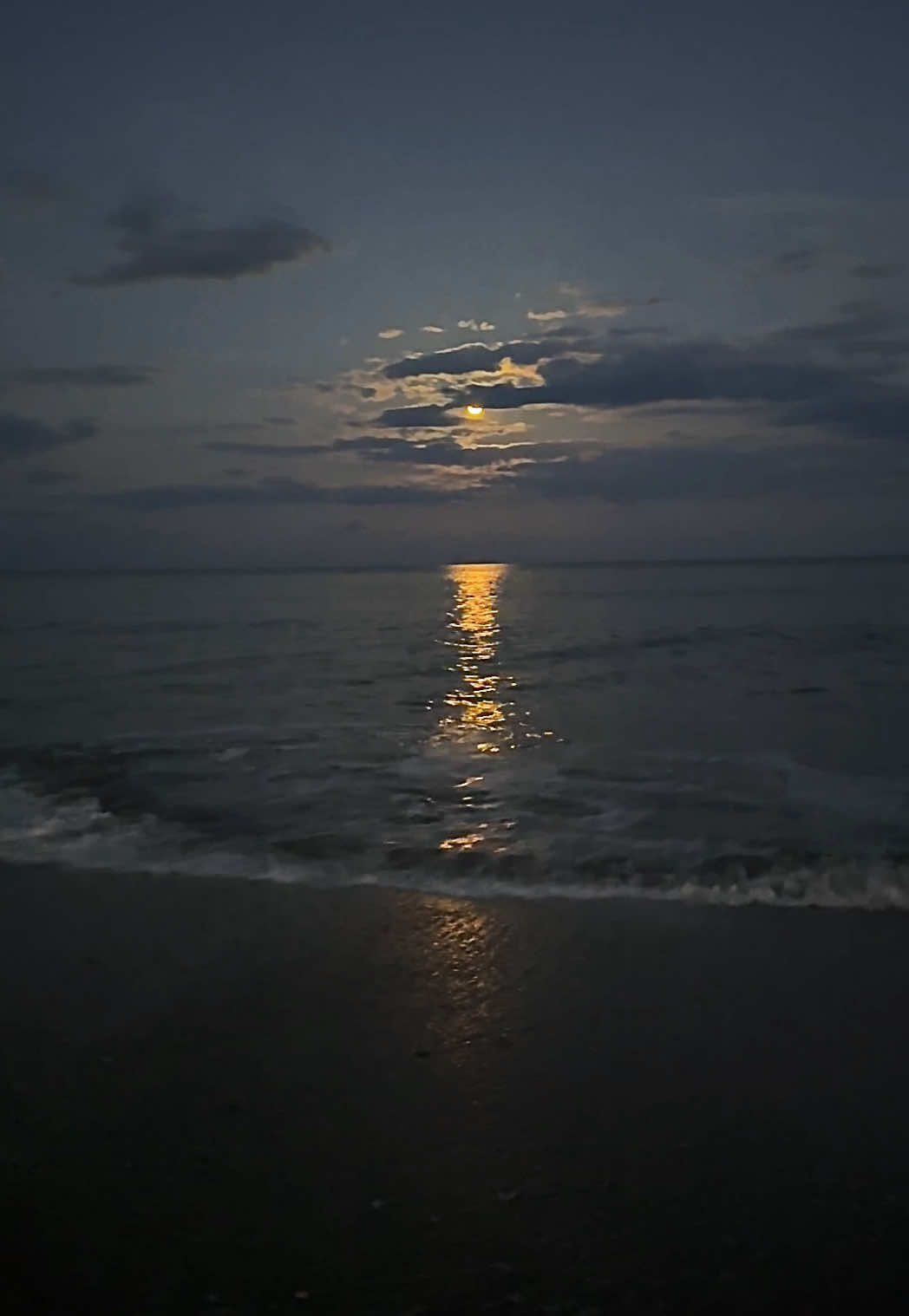 🌊 #beach #ocean #waves #night #bluehour #nightocean #aesthetic #pretty #fyp 