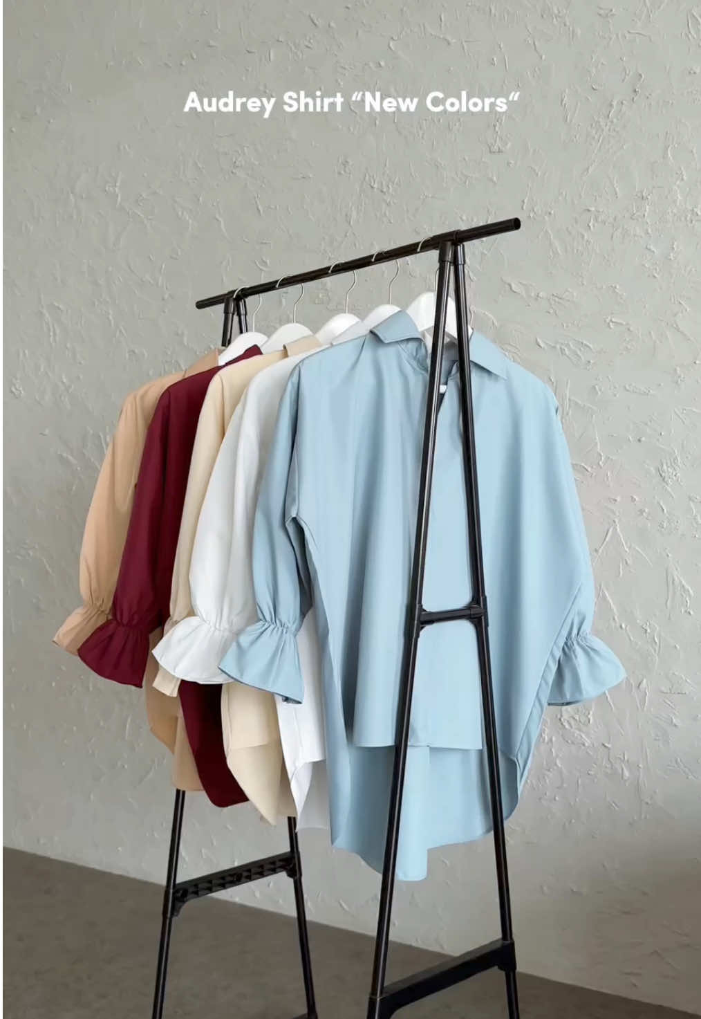 Audrey Shirt New Colors ✨ — 5 warna baru Audrey Shirt auto bakal kepake bgt buat sehari-hari deh! Definisi warna-warna yg tetep netral, tapi kasih kesan colorful dan gak monoton! Dipake ngantor / buat look smart casual cantik bgt sihh😌. Kamu paling suka warna yang mana nih bebb 🥹✨?