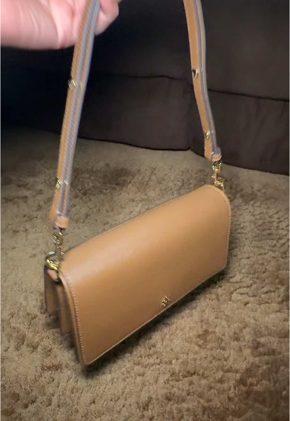 Finally bought a bag😩😩🤰 love the adjustable strap😝😝#ToryBurch #ToryBurchEmersonConvertibleCrossbody