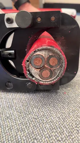 I’ve never seen anything slice through steel wire armoured cable this easy! This one’s a 3-core 95mm 11kV SWA. 