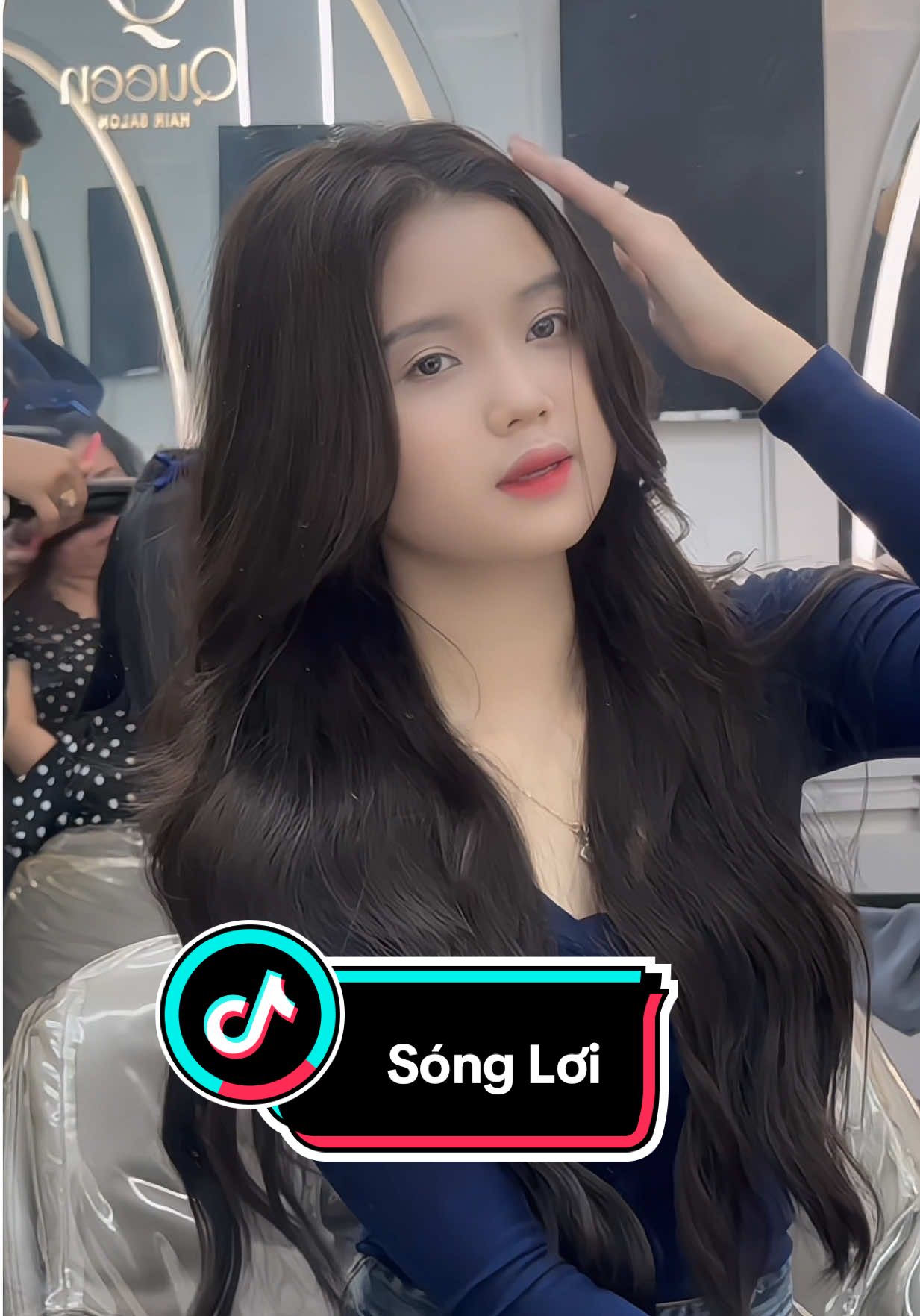 Mẫu sóng lơi siêu xinh dành cho mí nàng tóc dài nè #lamtocdepq7 #lamtocdepq9 #xuhuongtiktok #queenhairsalon #LearnOnTikTok 