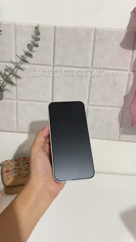 finally, a matte screen protector that doesn't show off every little fingerprint! 🙌🏻 #temperedglass #mattescreenprotector #mattetemperedglass #screenprotector #screenprotectors #temperedglassforiphone #iphonescreenprotector #antifingerprint #antifingerprinttemperedglass #fypシ゚ #viral #viralvideo 
