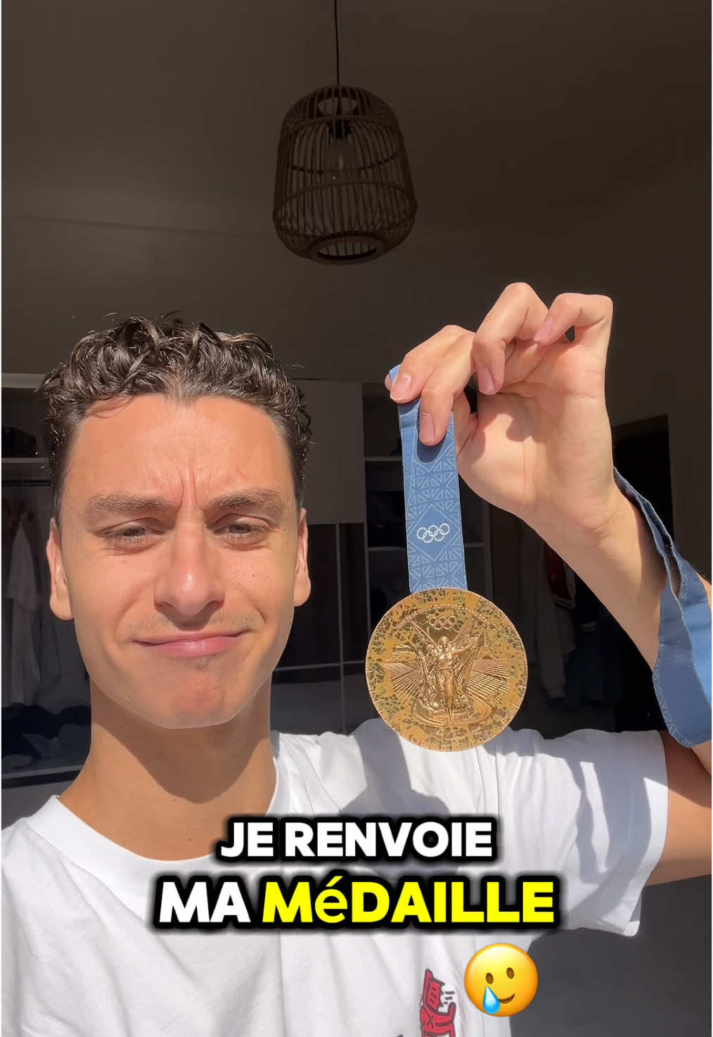 Quelle décision aurais tu prise? Choix très difficile: Garder la médaille endommagée telle quelle ou lui faire un lifting/la remplacer 🥹. Après avoir vu l’état de la médaille de bronze de mon coach Franck Esposito aux JO de Barcelone 1992, je me suis dit que c’était mieux de la renvoyer (la sienne est très en forme avec aucune écaille..). Je n’imagine pas l’état de celle ci dans 20ans avec son vernis qui se décolle. Je souhaite qu’elle soit encore état dans plusieurs années pour la montrer à mes enfants et petits-enfants. 🙏🏽 Ps: Non ce n’est pas à cause de l’oxydation du bronze qu’elle est dans cet état. C’est bien le vernis qui s’est écaillé dès le premier jour (vernis qui apparement a été changé à la dernière minute pour être dans les règles sanitaires).  #swimmer #olympian #paris2024olympics #bronzemedal #butterfly #paris2024 #olympics