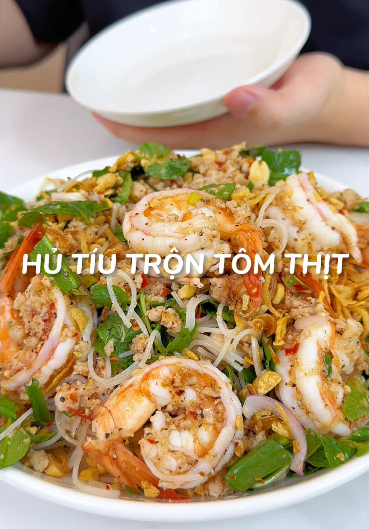 Hủ tíu trộn tôm thịt đi cả nhàaa #hutiu #buntron #monngonmoingay #LearnOnTikTok #nauandelam #ancungtiktok 