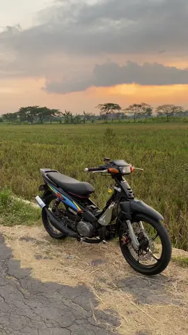 Soren lor omah🌅#sigmagantengstayle #2strokeindonesia #yamahasigma #twostrokelover #yamahasigma100cc #yamahasigma 